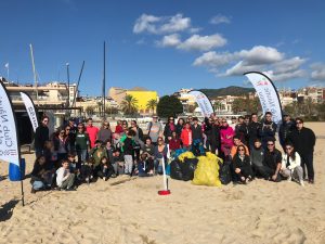 La primera neteja de platja del Club Nàutic El Masnou ha estat un èxit! - Esportiva, Social -