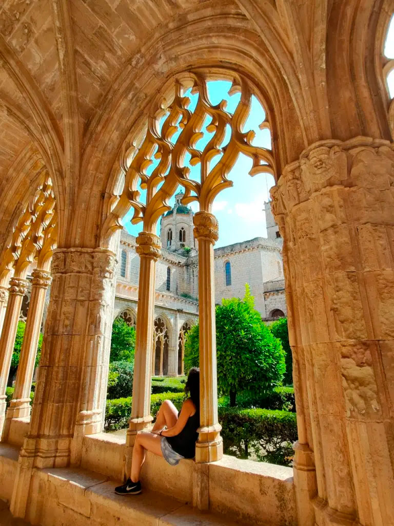 Excursió al Reial Monestir de Santes Creus i Calçotada al Vallès: Una Experiència Gastronòmica i Cultural - Monestir de Santes Creus