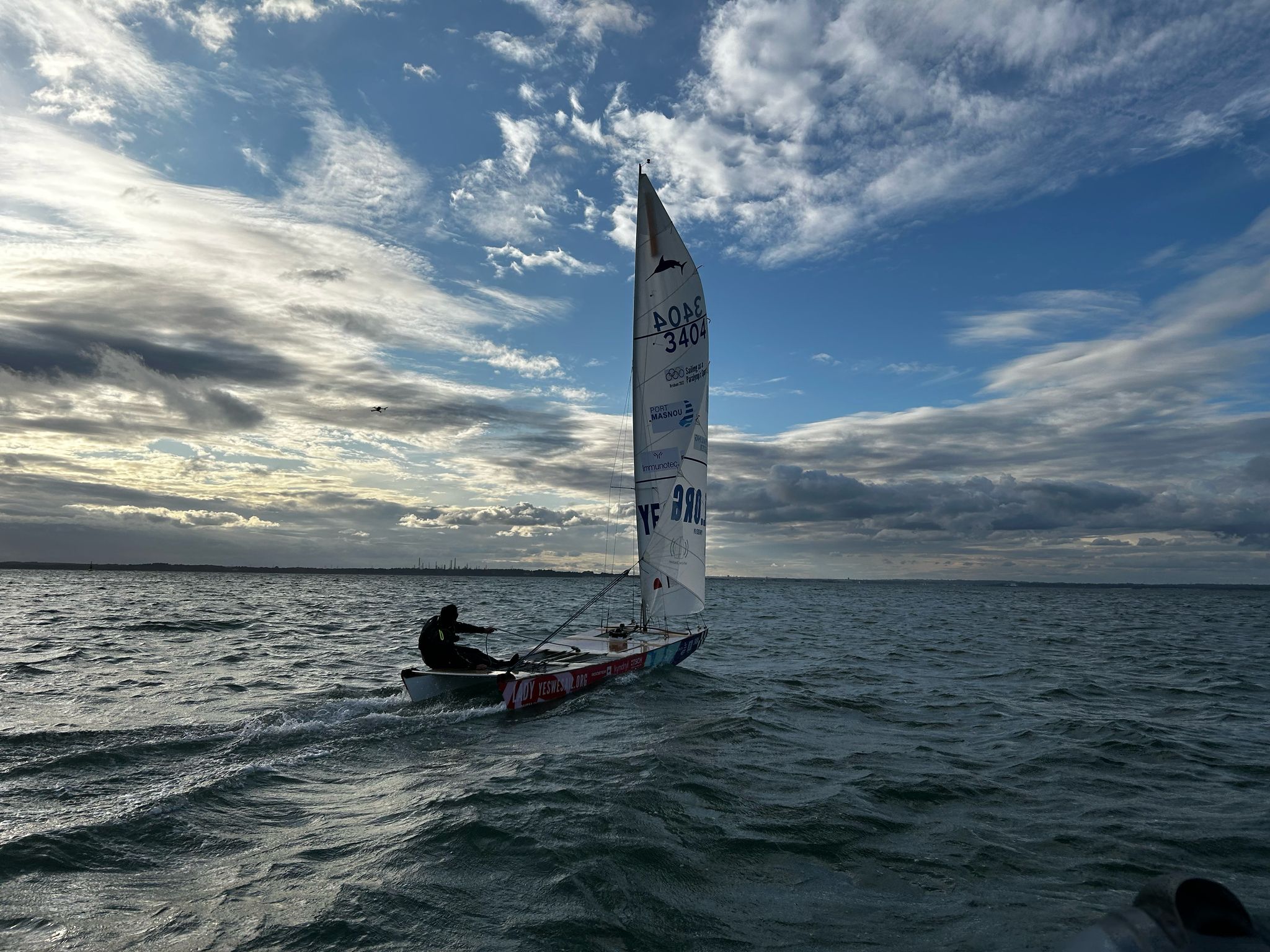 Dani A. Pich completa amb èxit la volta a l’Illa de Wight: un repte personal que obre camí a la vela inclusiva - 2025, Gran Bretanya, Pati a Vela, Repte Illa de Wight - Setmana Nàutica d'Alacant