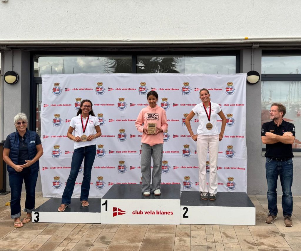 Blanca Mendiolea i Aitana Noguera al podi femení de la Regata Vila de Blanes N2, representant el CN El Masnou amb una gran actuació.