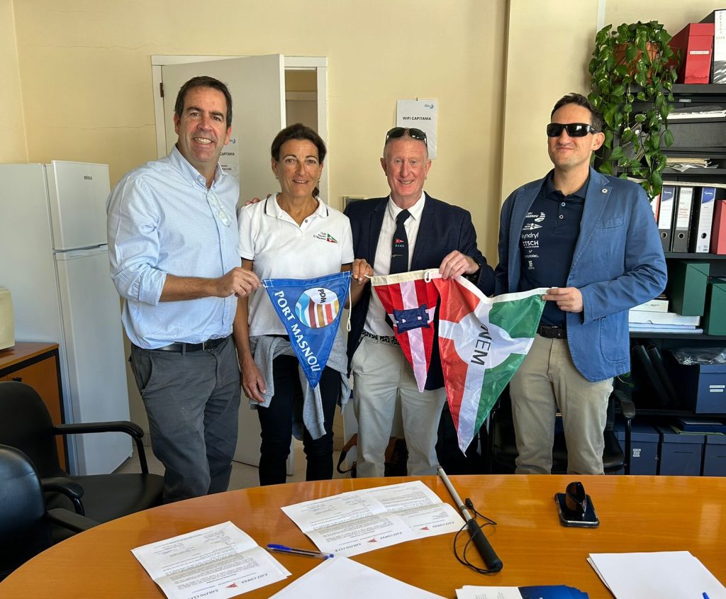 El president de l’East Cowes Sailing Club, Peter Ball, juntament amb Dani Anglada Pich i Sandra Azón, al CN El Masnou durant la visita institucional que va reforçar el nou acord de col·laboració internacional. El president de l’East Cowes Sailing Club, Peter Ball, juntament amb Dani Anglada Pich i Sandra Azón, al CN El Masnou durant la visita institucional que va reforçar el nou acord de col·laboració internacional.
