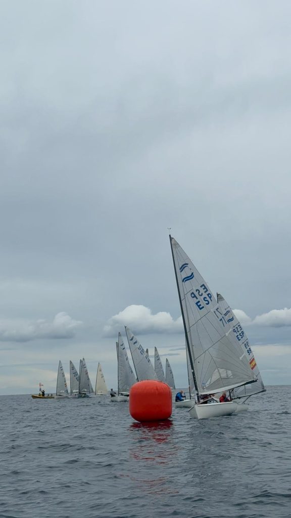 L’equip de la classe Finn del CN El Masnou durant el IV Memorial Jordi Serra i Xavi Miró, disputat aquest cap de setmana amb vent, emoció i molt bon ambient esportiu.
