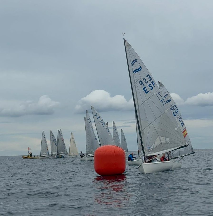 L’equip de la classe Finn del CN El Masnou durant el IV Memorial Jordi Serra i Xavi Miró, disputat aquest cap de setmana amb vent, emoció i molt bon ambient esportiu.
