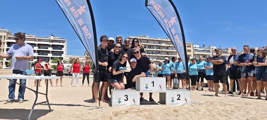 Inici - club nàutic el masnou L'equip de rem puja al podi a Palamós amb el seu equip femení