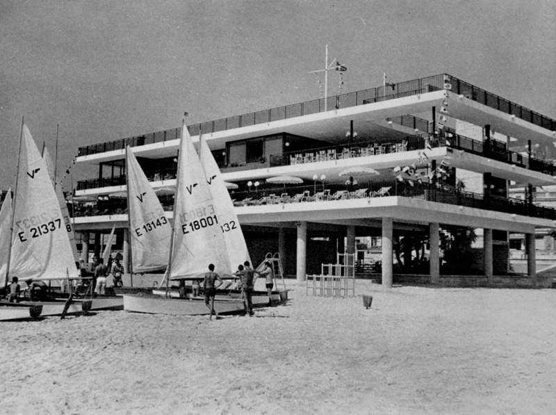 Imatge històrica de les instal·lacions del Club Nàutic El Masnou amb diverses embarcacions de vela